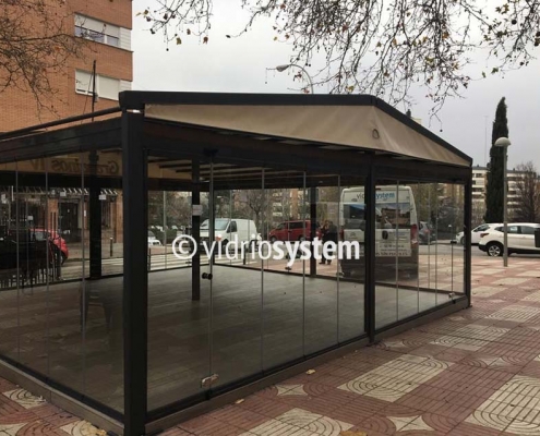 vista frontal cerramiento cristal para terraza de restaurante en Madrid