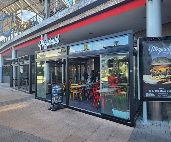 Cerramiento de cristal de un local.