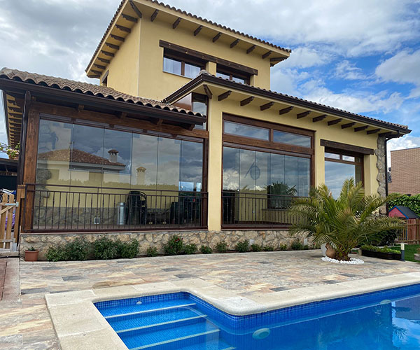 Cortina de cristal en un chalet.