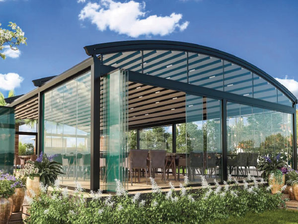 Pérgola de lona tensada curvada.