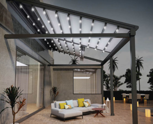 Pérgola de lona tensada inclinada.