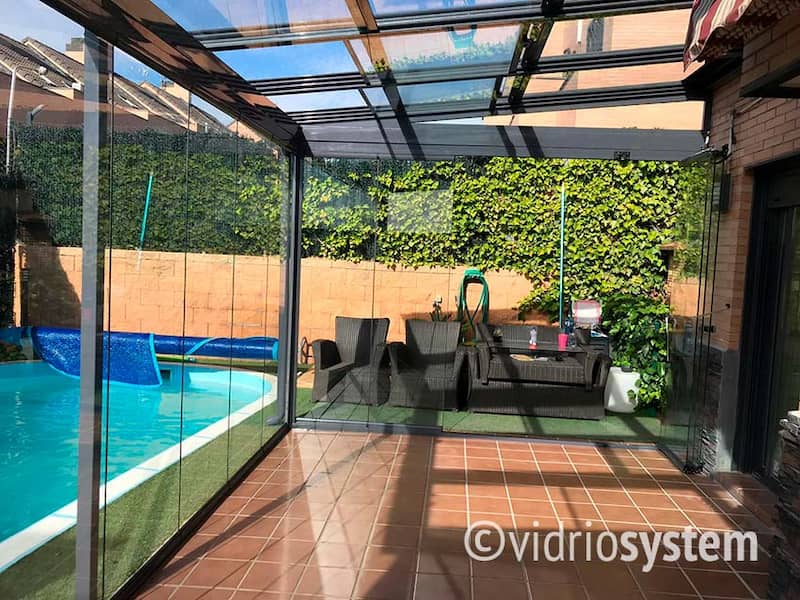 Techo móvil combinado con cortinas de cristal