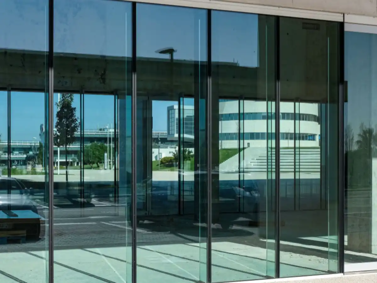 muro de cristal en edificio