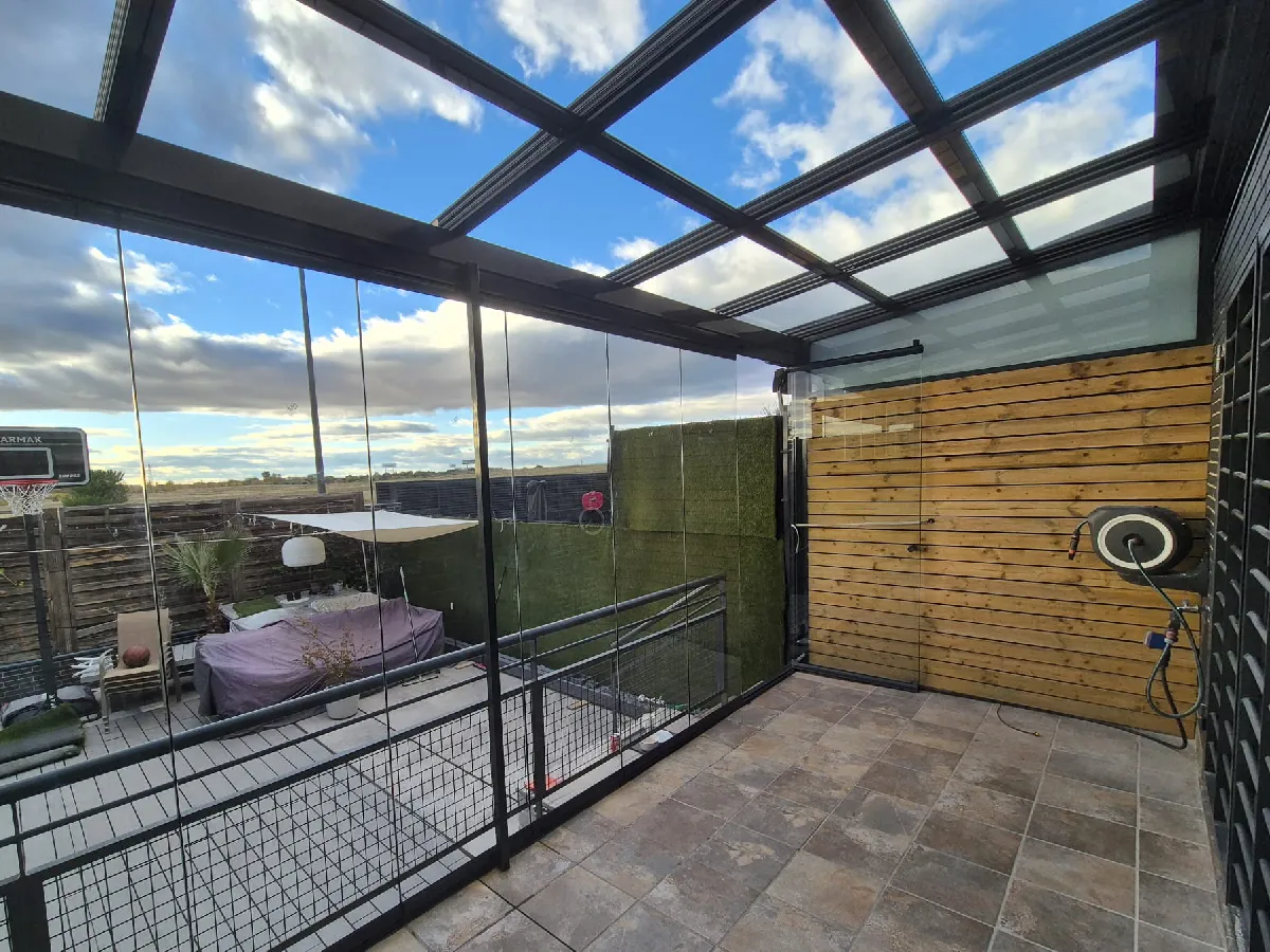 terraza con cerramientos de cristal
