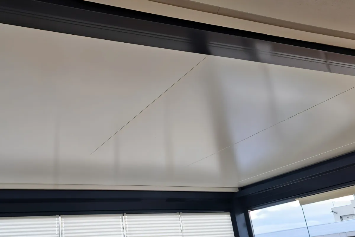 Pérgola con techo de panel sándwich.