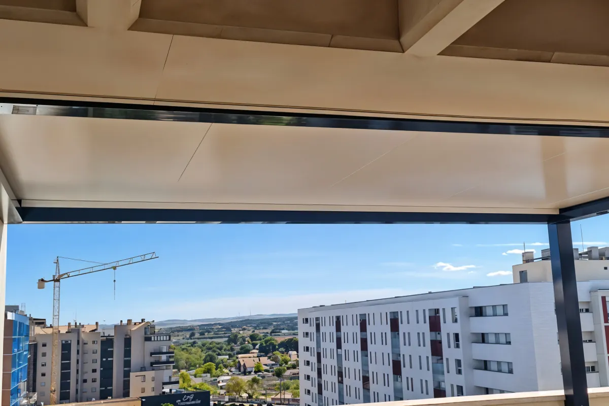 Pérgola de aluminio con panel sándwich